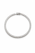 Pulsera rivière plateada con piedras brillantes, vista frontal sobre fondo blanco