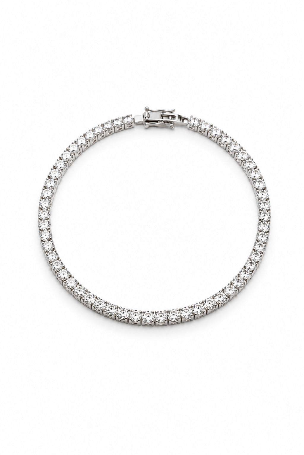 Pulsera rivière plateada con piedras brillantes, vista frontal sobre fondo blanco