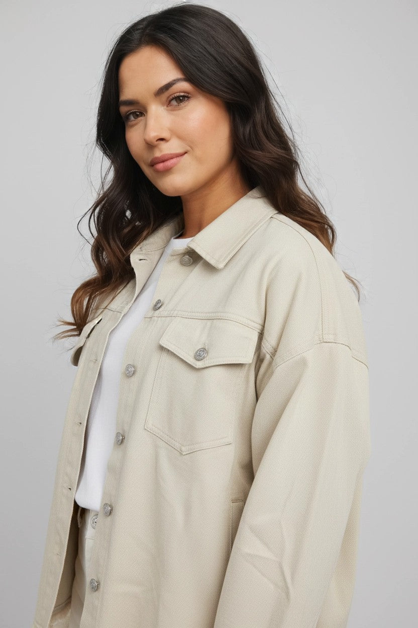 Detalle de bolsillo y solapa de chaqueta beige oversize, vista tres cuartos
