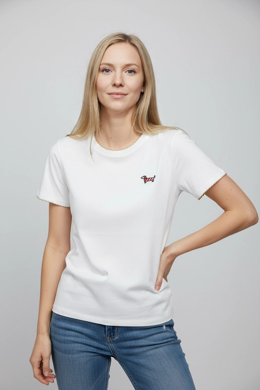 Mujer con camiseta blanca y ribete dorado, vista frontal completa de estudio