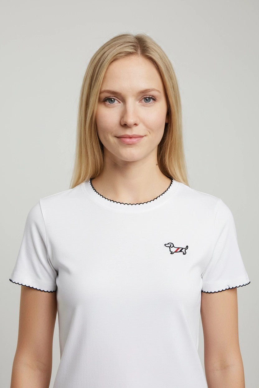 Camiseta blanca con ribete negro y teckel bordado en pecho, vista frontal de estudio
