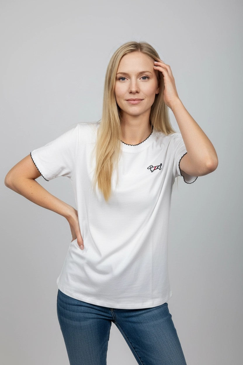 Mujer con camiseta blanca y ribete negro, vista frontal completa de estudio