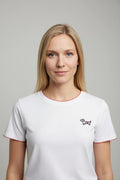 Camiseta blanca con ribete rojo y teckel bordado en pecho, vista frontal de estudio
