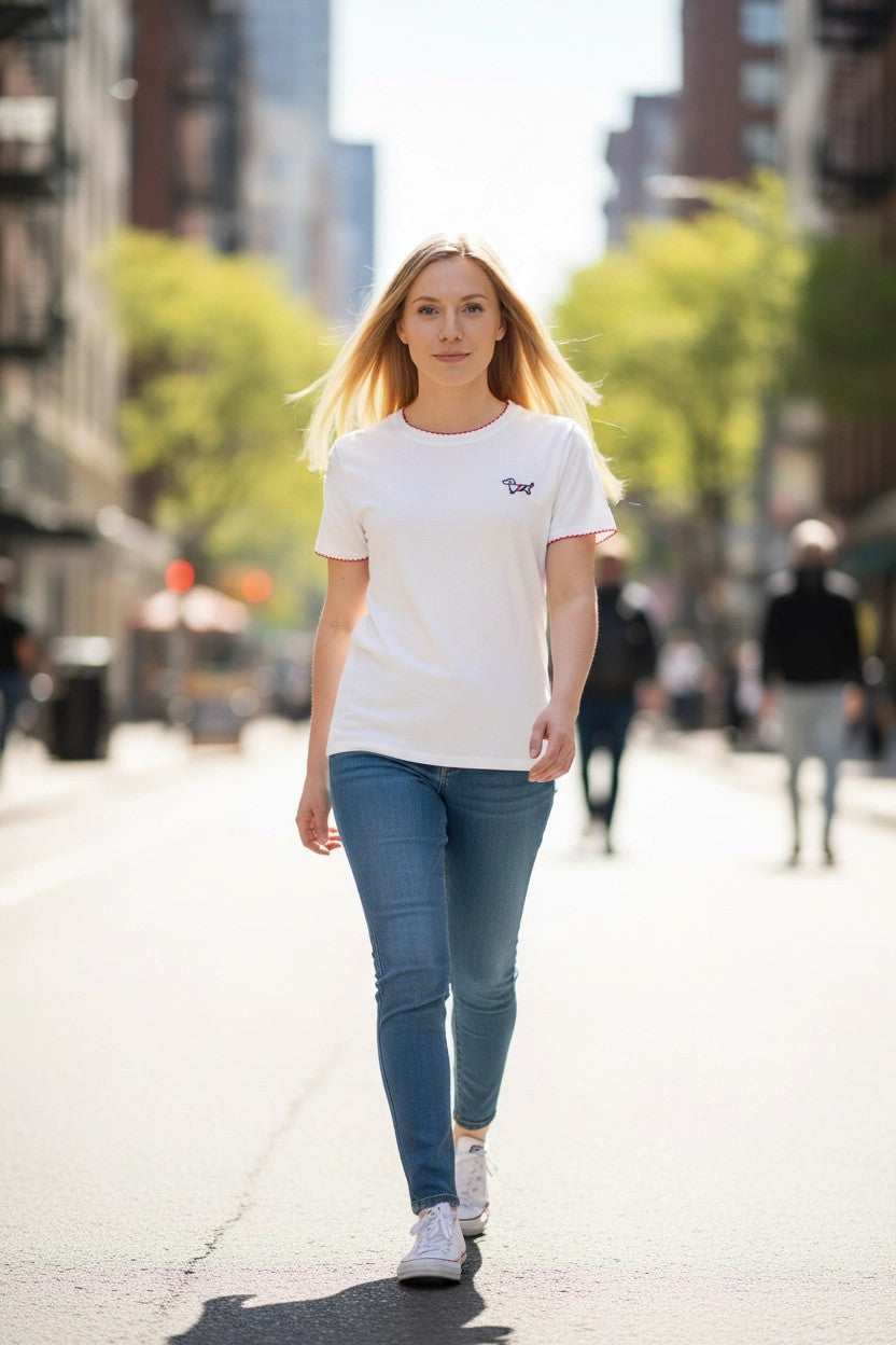Camiseta blanca con ribete rojo y teckel bordado, look calle completo