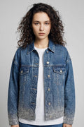 Mujer con chaqueta vaquera azul con microstrass plateados en degradado, vista frontal de estudio