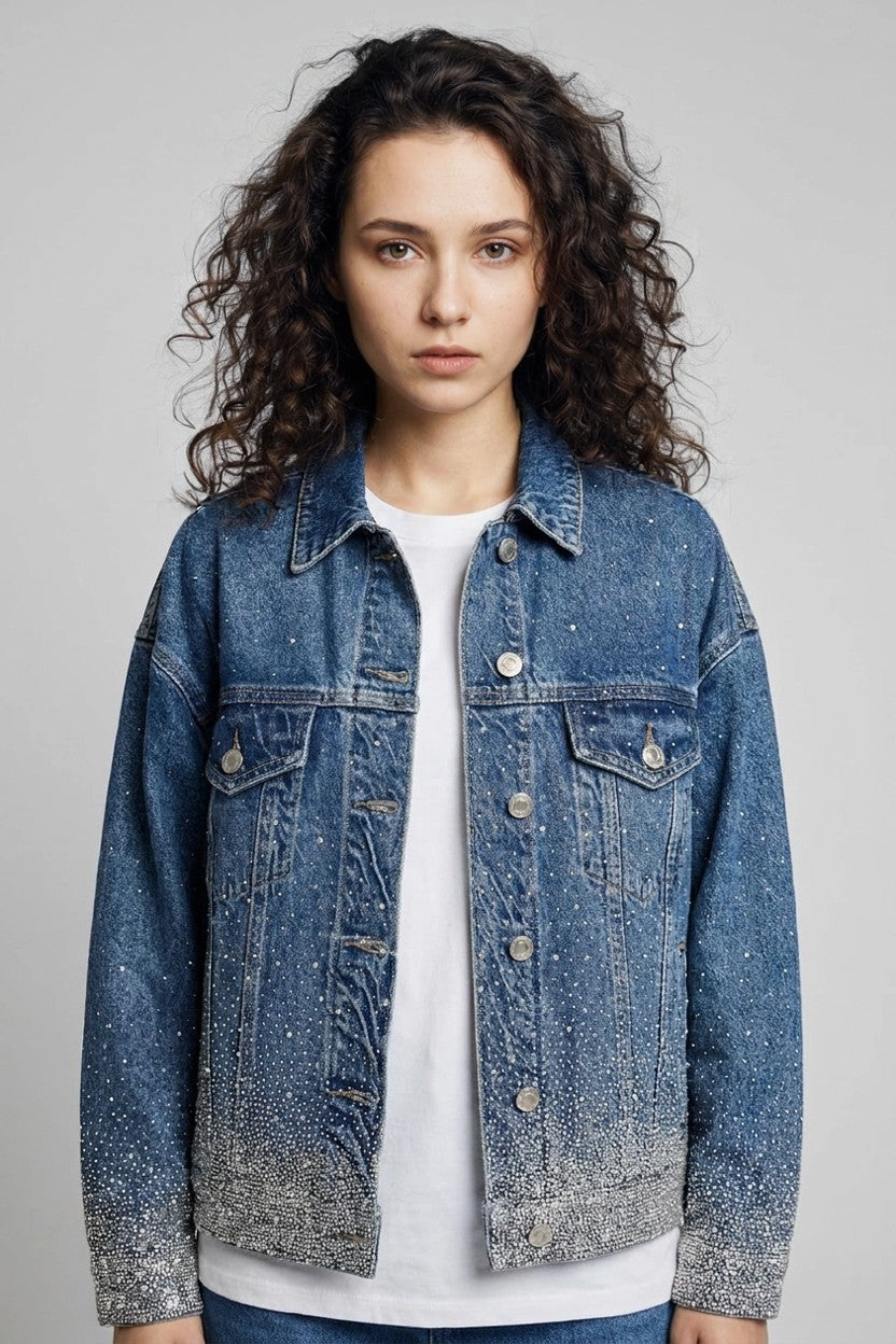 Mujer con chaqueta vaquera azul con microstrass plateados en degradado, vista frontal de estudio