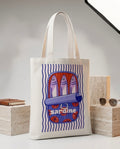 Tote bag blanca con ilustracion de lata de sardinas retro en azul y naranja, vista frontal