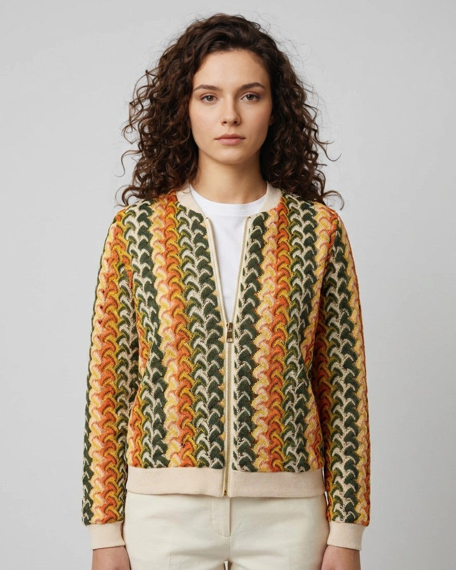 Mujer con chaqueta bomber de punto jacquard tricolor verde naranja y amarillo, vista frontal de estudio