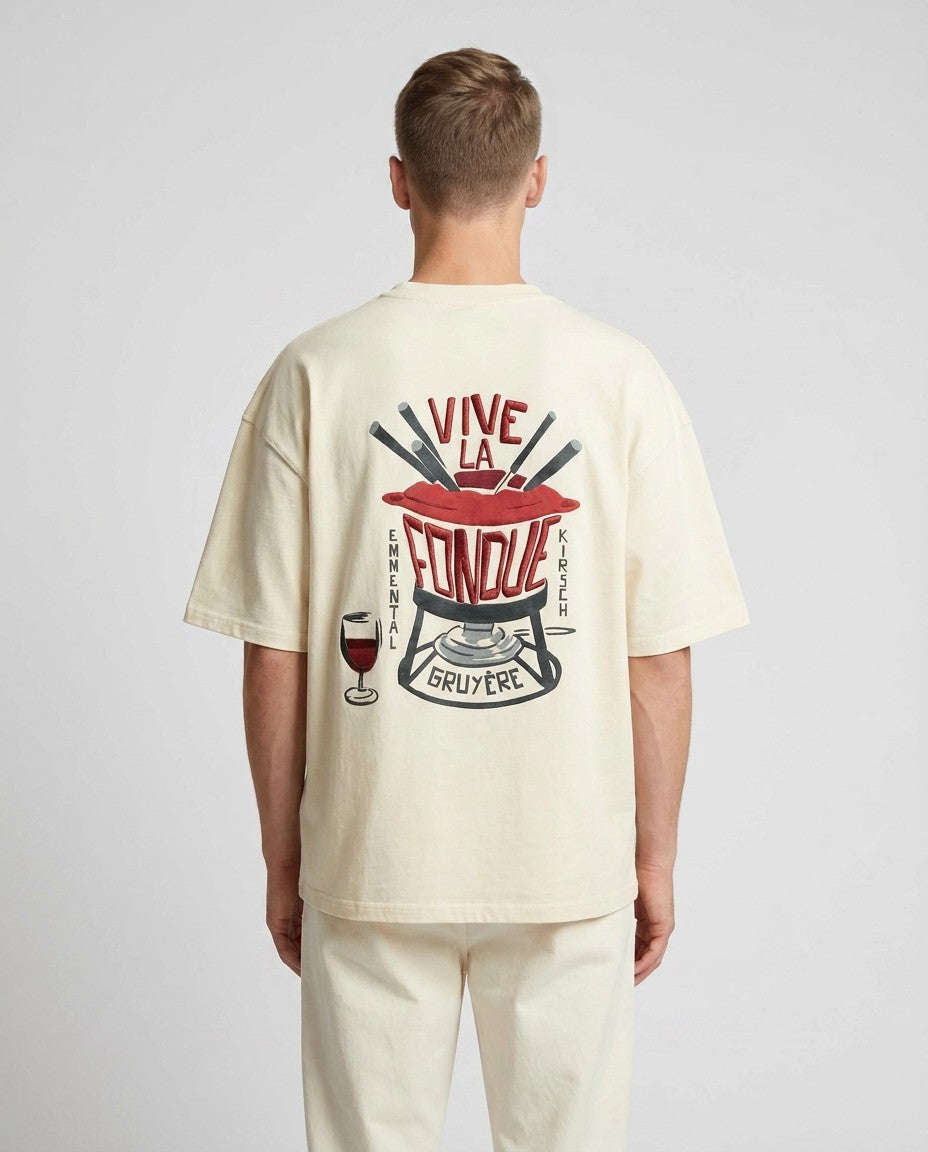Hombre con camiseta oversize cruda, vista trasera con gran estampado Vive la Fondue en colores