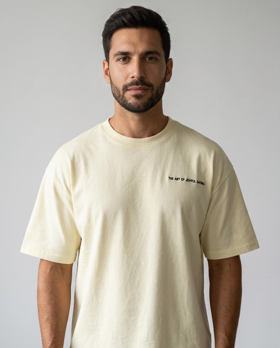 Hombre con camiseta oversize cruda y estampado Feast Mode On, vista frontal