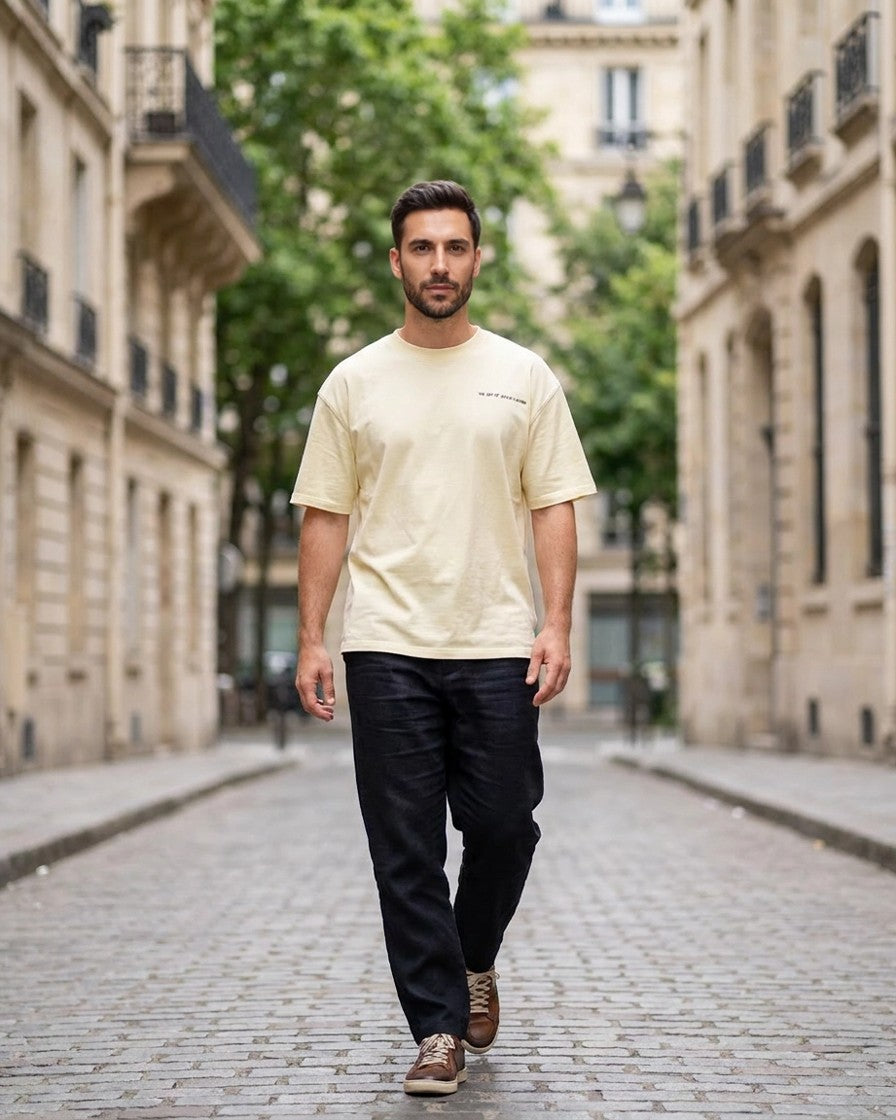 Hombre con camiseta oversize cruda Feast Mode On en exterior urbano París