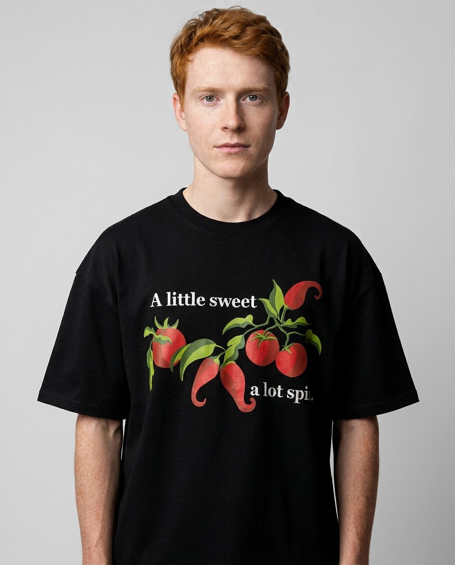 Hombre con camiseta negra oversize y estampado sweet & spicy, vista frontal de estudio