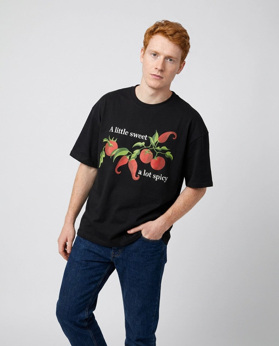 Hombre con camiseta negra oversize sweet & spicy, pose relajada en estudio