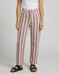 Modelo con pantalón baggy de rayas marrón y azul, vista frontal completa