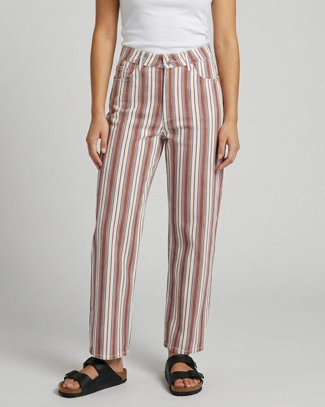 Modelo con pantalón baggy de rayas marrón y azul, vista frontal completa