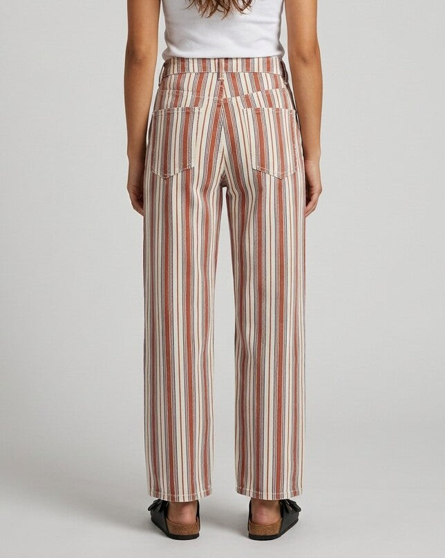 Modelo con pantalón baggy de rayas marrón y azul, vista trasera