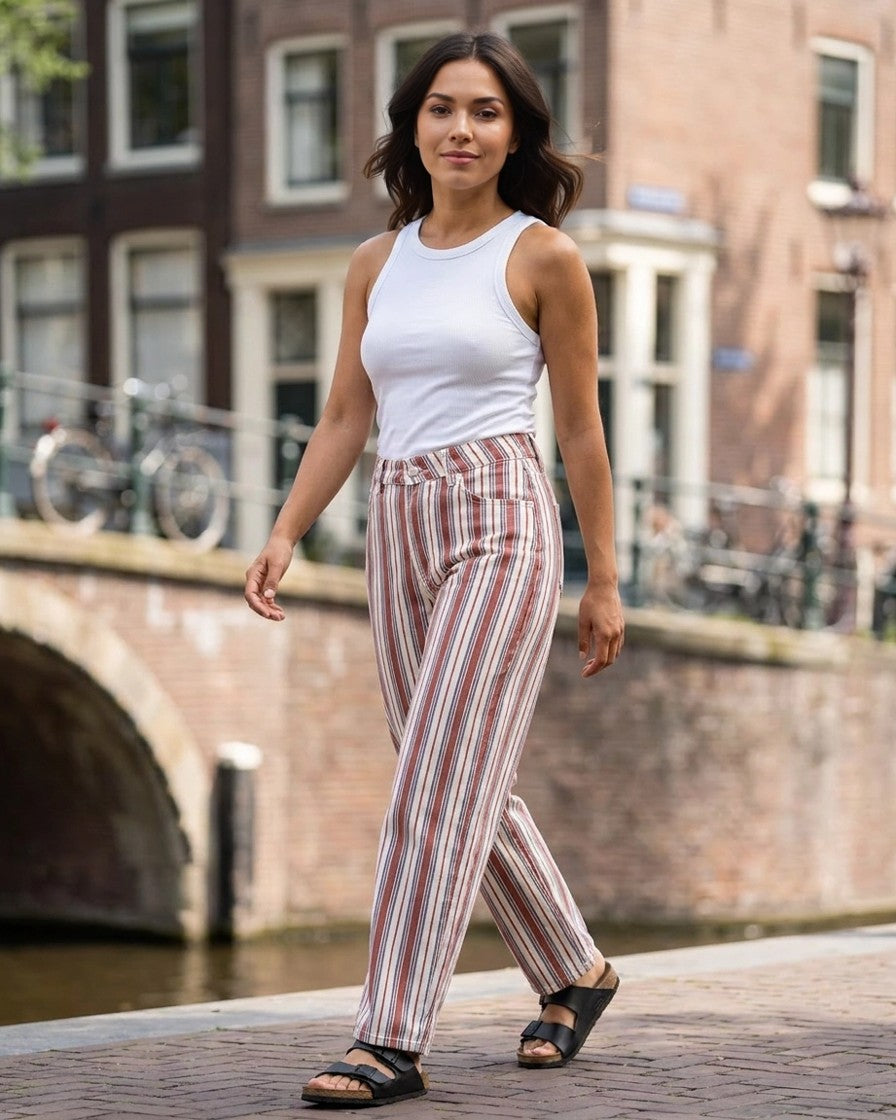 Modelo con pantalón baggy de rayas marrón y azul, exterior urbano Amsterdam